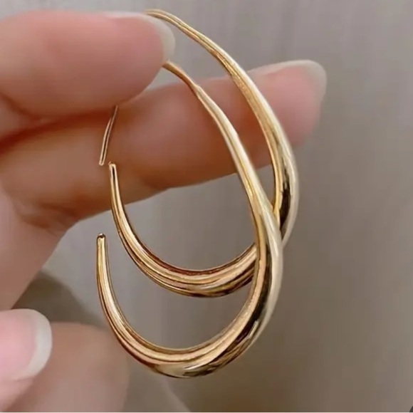 Gold plated oval teardrop hoop earring - NEW - Picture 2 of 3
